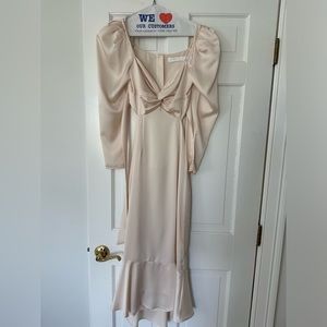 Ivory dress “tea length”. Size: XS